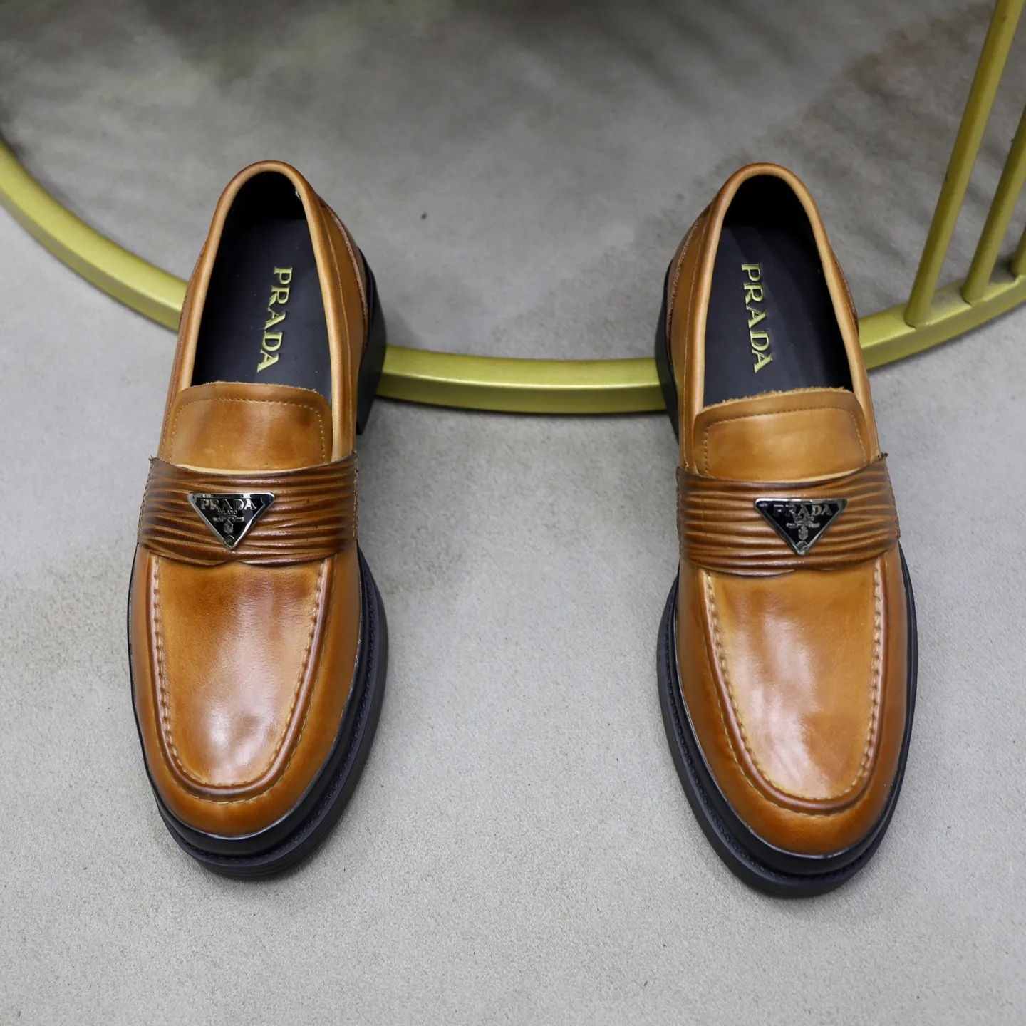 Men's shoes: 540💰🙅‍♂️🙅‍♂️🙅‍♂️ Brand: PRADA Standard code: Men's code 38-44 (45 can be customized) Grade: Same style as the official website Original order quality Material: Original cowhide surface Comfortable sheepskin lining Original outsole Style category: Men's fashionable casual leather shoes Distinguished big-name luxury elements Top luxury Color: actual picture color